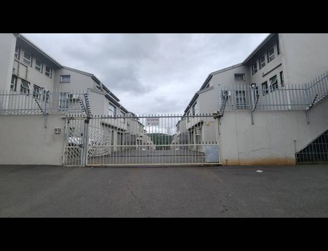 6 BEDROOM TOWNHOUSE FOR SALE IN RESERVOIR HILLS